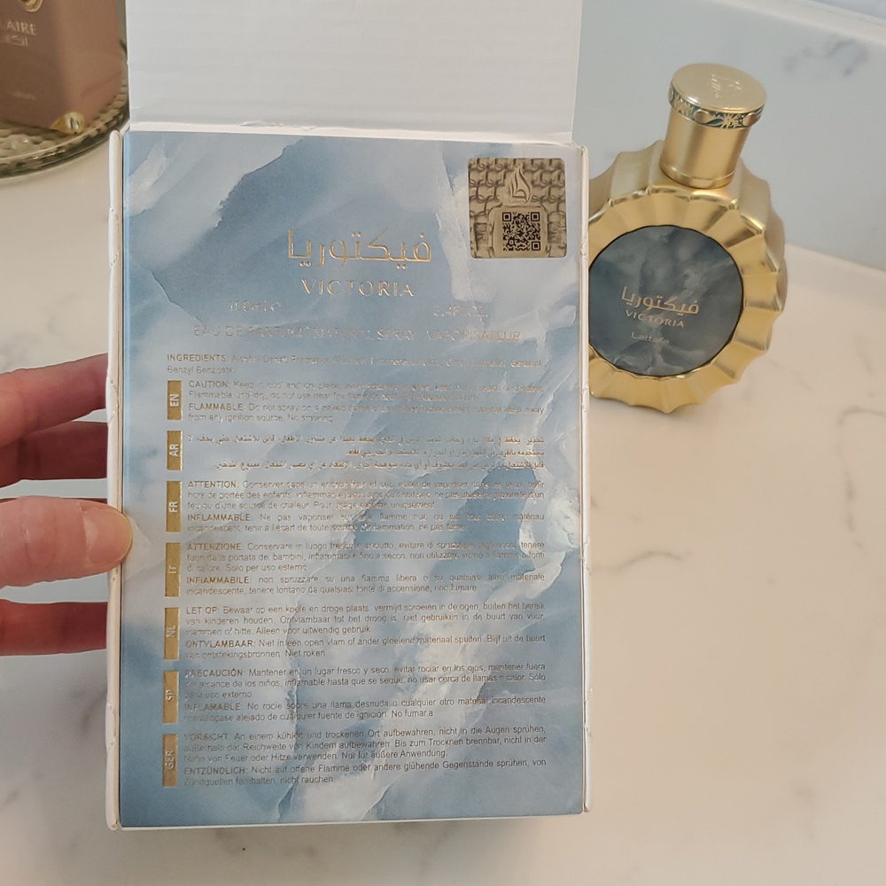 Lattafa Victoria Women’s Fragrance - Gold and Blue. Only Spray Four Times - Picture 3 of 7
